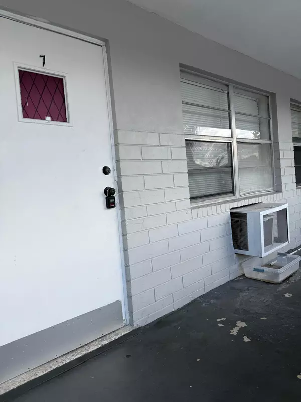 Lake Worth Beach, FL 33461,126 Cleveland ST 7