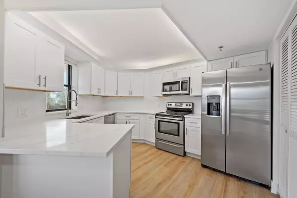 Tequesta, FL 33469,19800 Sandpointe Bay DR 406