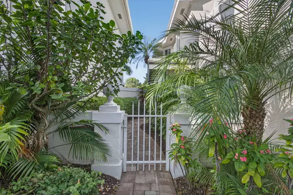 Palm Beach Gardens, FL 33418,221 W Canterbury DR