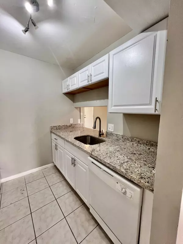 West Palm Beach, FL 33415,1766 Abbey RD 201