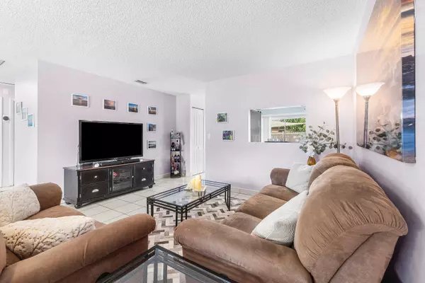 Lake Worth, FL 33463,6161 Honeywood WAY