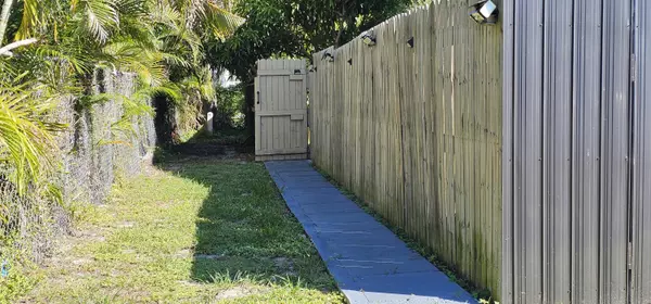 Lake Worth, FL 33467,3684 Pinehurst DR Effiency