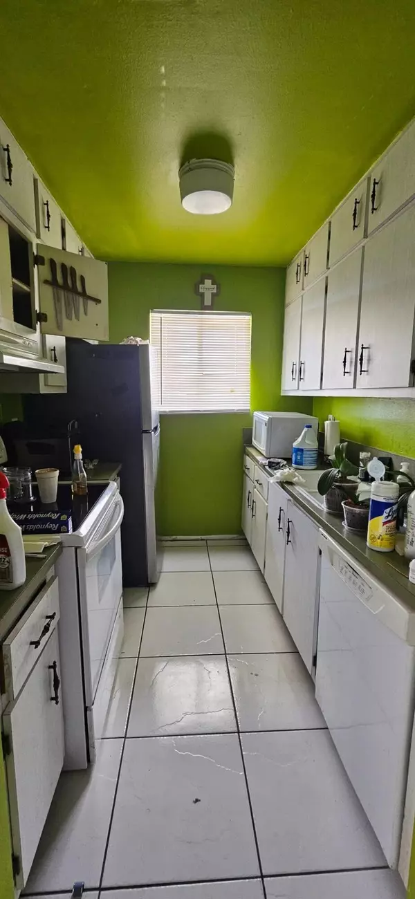 Mangonia Park, FL 33407,906 E Tiffany DR 4