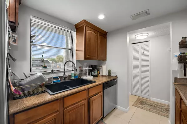 West Palm Beach, FL 33401,2050 N Congress AVE 109