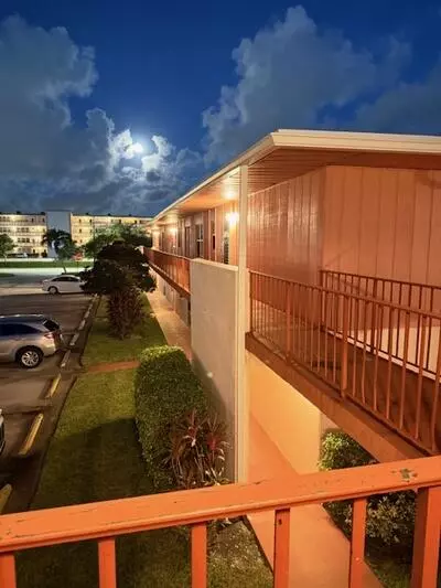 4 Golfs Edge E, West Palm Beach, FL 33417