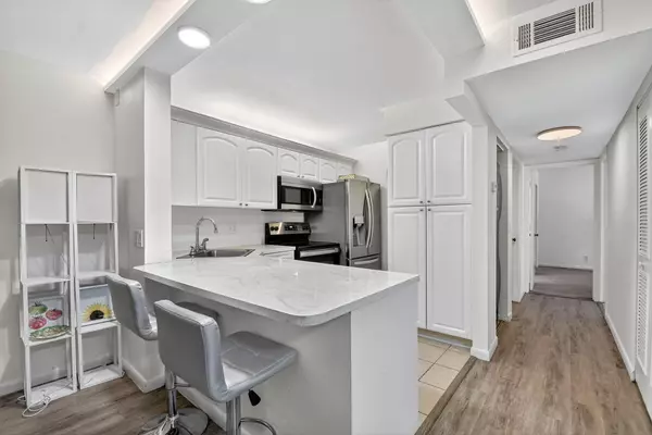 West Palm Beach, FL 33409,1009 Green Pine BLVD F1