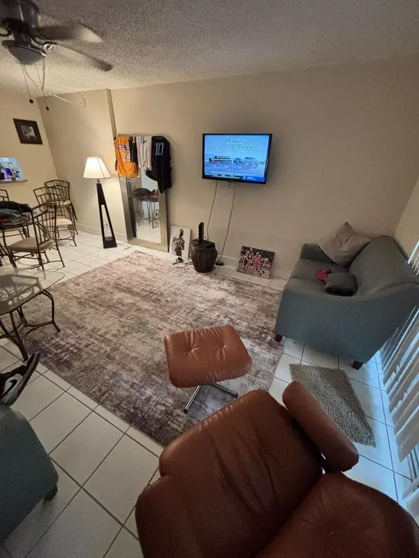 3121 NW 47th TER 107, Lauderdale Lakes, FL 33319