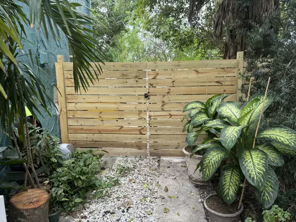 West Palm Beach, FL 33407,944 39th CT