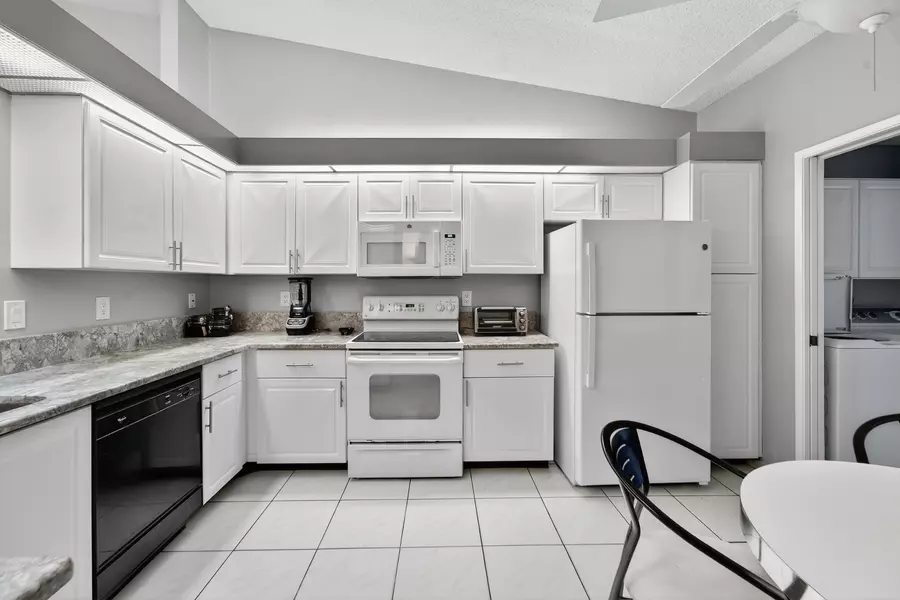 6065 Sunny Manor CT, Delray Beach, FL 33484