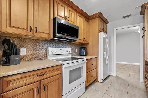 Greenacres, FL 33413,400 Crosswinds DR B1