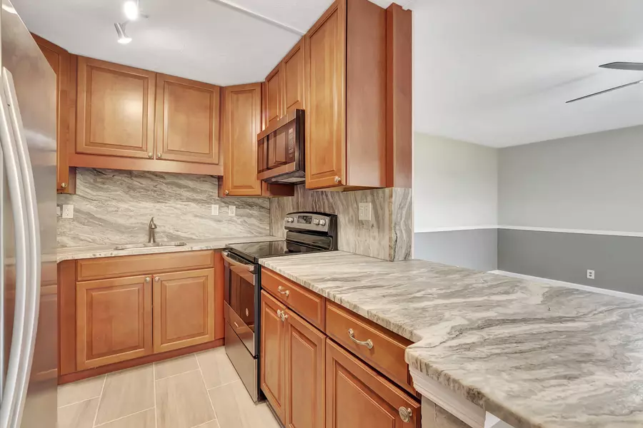 445 Flanders J, Delray Beach, FL 33484