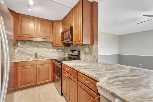 445 Flanders J, Delray Beach, FL 33484