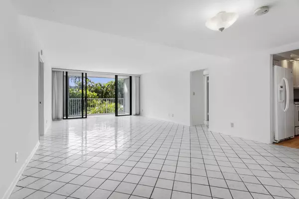 Palm Beach, FL 33480,2860 S Ocean BLVD 210