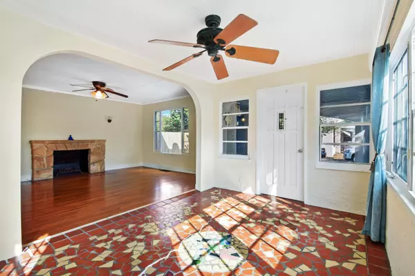 Lake Worth Beach, FL 33460,310 Columbia DR 1