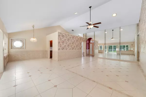 West Palm Beach, FL 33409,2368 Saratoga Bay DR