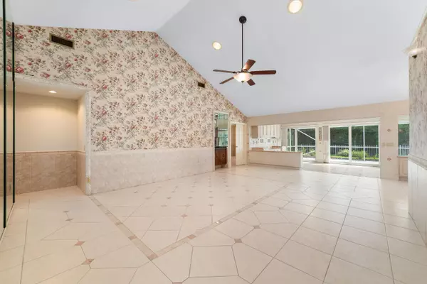 West Palm Beach, FL 33409,2368 Saratoga Bay DR