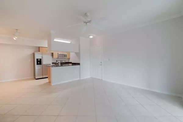 West Palm Beach, FL 33411,6386 Emerald Dunes DR 203