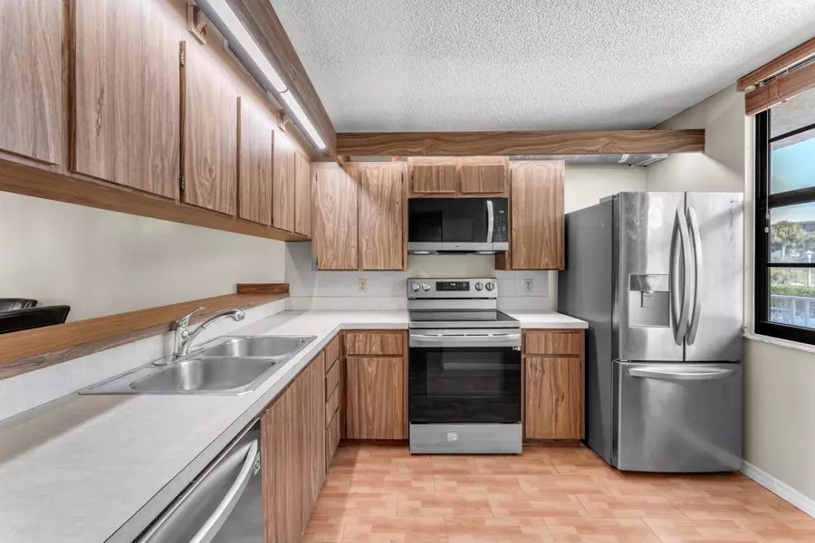 3540 Whitehall DR 203, West Palm Beach, FL 33401