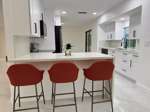 Loxahatchee Groves, FL 33470,2812 F RD