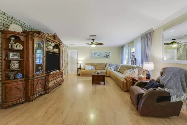 Palm Beach Gardens, FL 33418,4877 Northlake BLVD