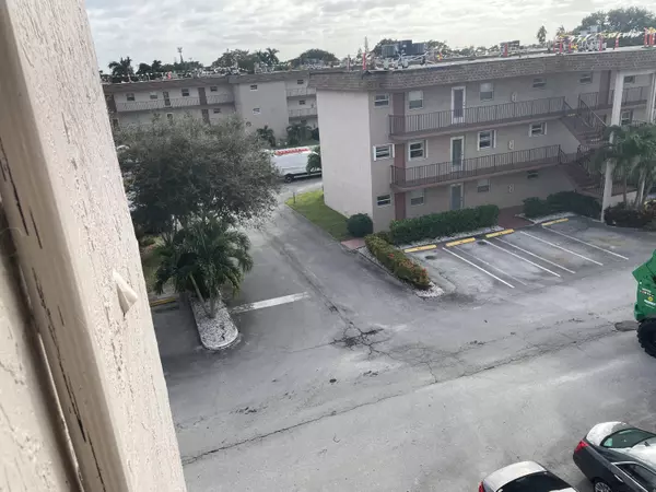 Palm Springs, FL 33461,729 Lori DR 405