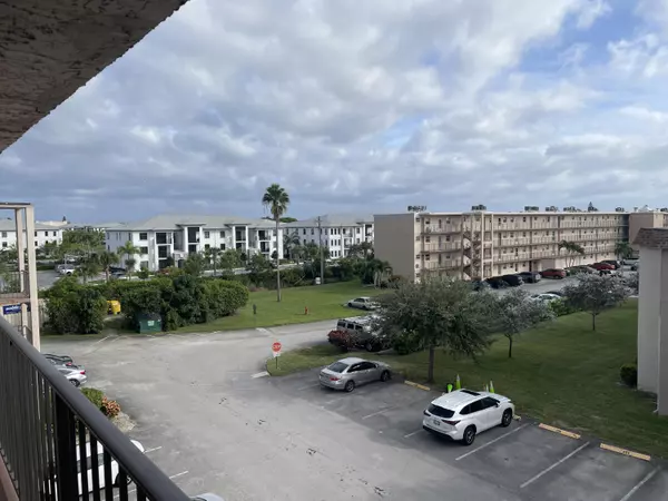 Palm Springs, FL 33461,729 Lori DR 405