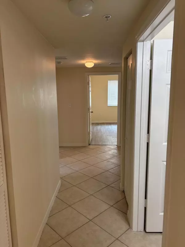 West Palm Beach, FL 33411,6370 Emerald Dunes DR 203