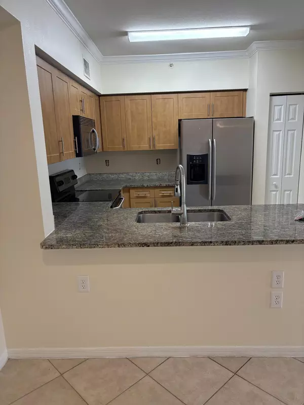 West Palm Beach, FL 33411,6370 Emerald Dunes DR 203