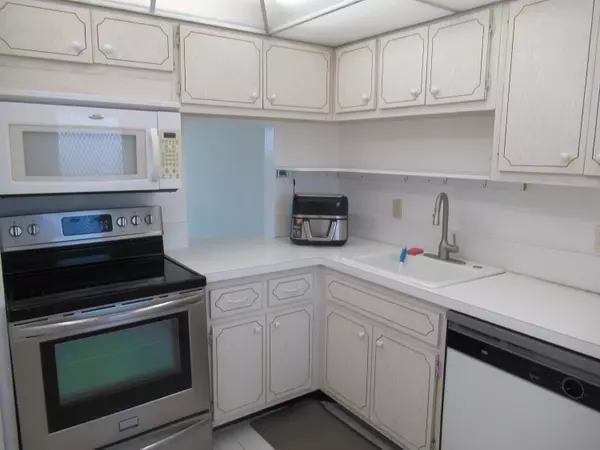 Boca Raton, FL 33487,5500 NW 2nd AVE 221