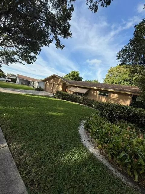 2031 Pinehurst DR, West Palm Beach, FL 33407