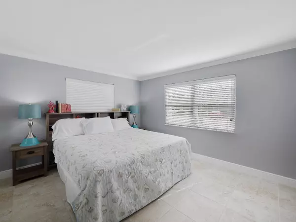 Singer Island, FL 33404,1236 Beach RD 4