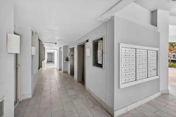 Juno Beach, FL 33408,840 Ocean DR 1004