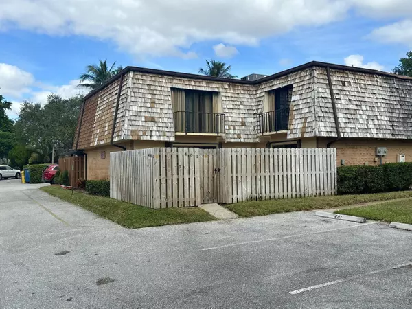 401 Lake Arbor DR, Palm Springs, FL 33461