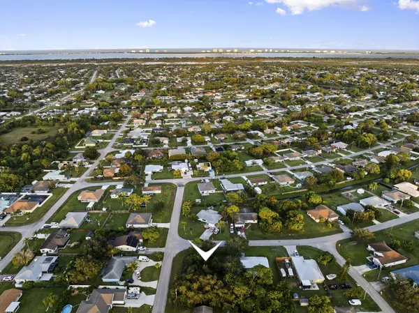 2550 SE Trail AVE, Port Saint Lucie, FL 34952