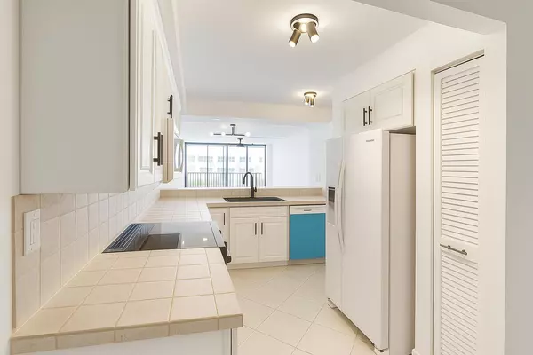 Boca Raton, FL 33432,9 Royal Palm WAY 4020