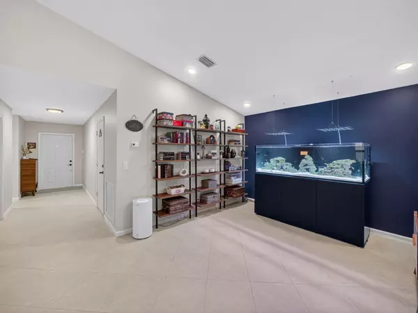 Lake Worth, FL 33463,6628 Country Winds CV