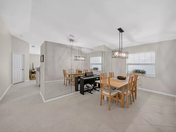 Lake Worth, FL 33463,6628 Country Winds CV