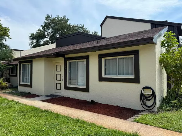 5304 Bosque LN 37, West Palm Beach, FL 33415