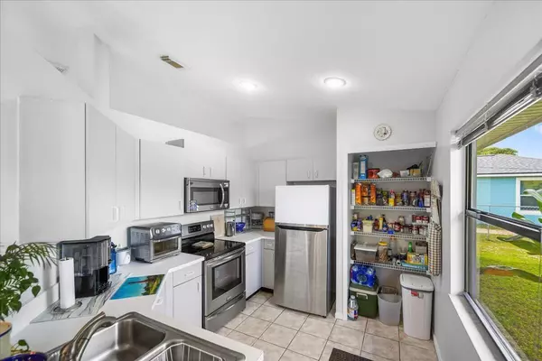 Port Saint Lucie, FL 34983,981 SE Candle AVE