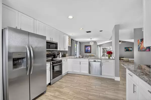 Wellington, FL 33414,1984 White Coral WAY