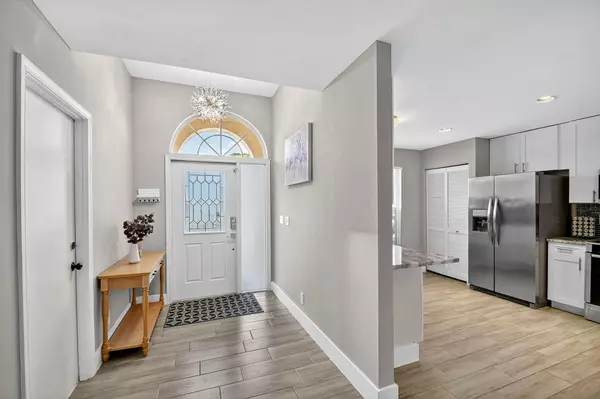 Wellington, FL 33414,1984 White Coral WAY