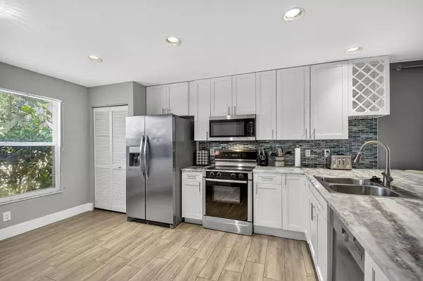 Wellington, FL 33414,1984 White Coral WAY