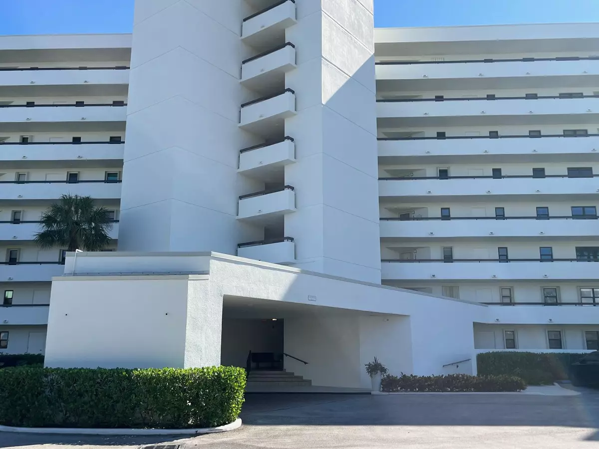 Tequesta, FL 33469,19800 Sandpointe Bay DR 204