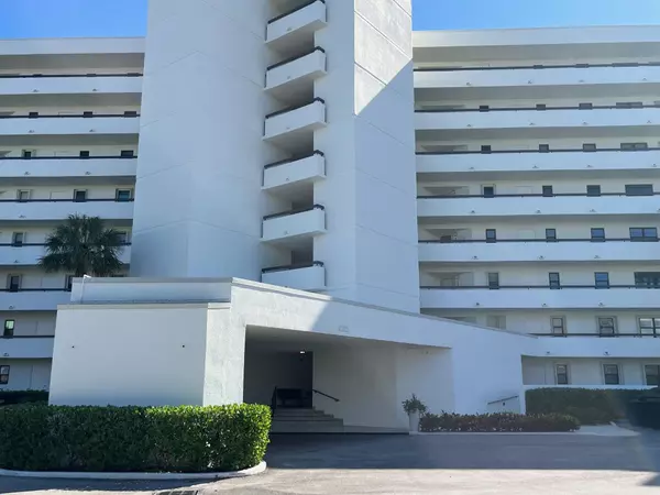 Tequesta, FL 33469,19800 Sandpointe Bay DR 204