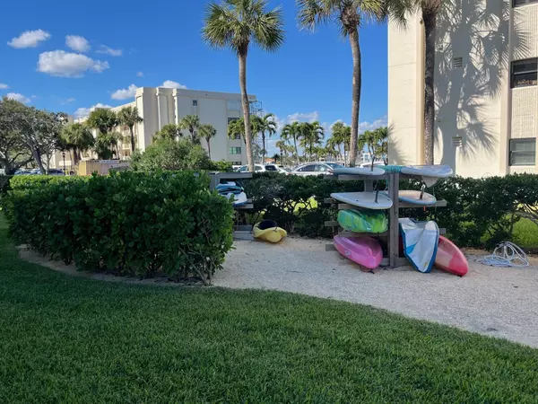 Tequesta, FL 33469,19800 Sandpointe Bay DR 204