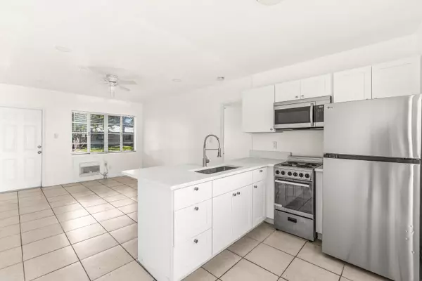 Lantana, FL 33462,211 Sunrise AVE 3