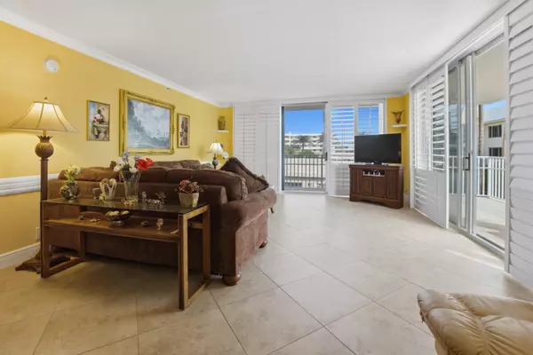 Tequesta, FL 33469,375 Beach RD 201
