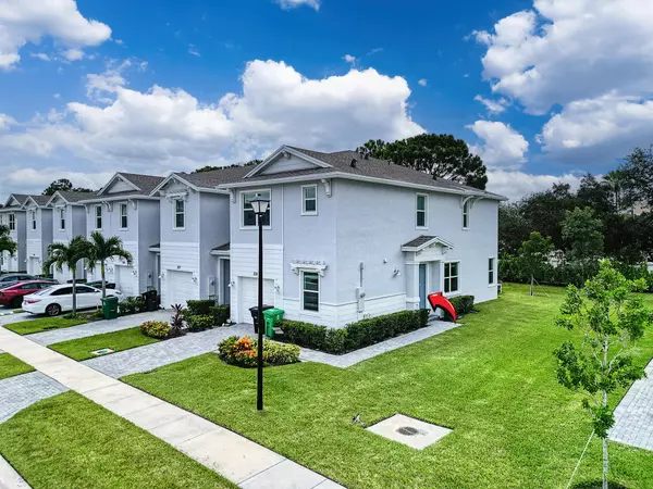 Port Saint Lucie, FL 34984,235 SE Woodbark ST