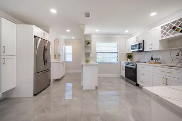 Boca Raton, FL 33433,7920 Eastlake DR 19-F