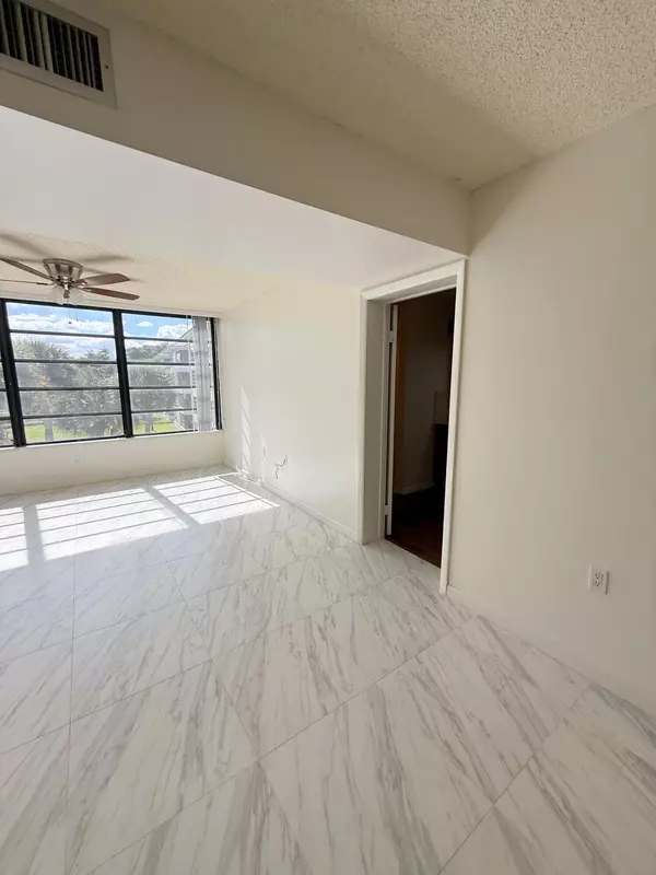 West Palm Beach, FL 33401,3826 Whitehall DR 305